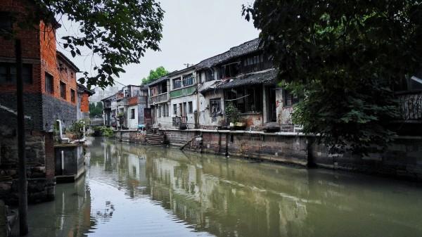 自赵某被宣告死亡、赵父去世后，被他人收养的儿子是否有权利继承赵父的遗产？为什么